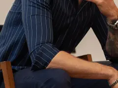 Jak zawinąć rękawy w koszuli, by wyglądać stylowo i schludnie