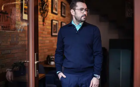 Jak wybrać idealny sweter do koszuli na każdą okazję?