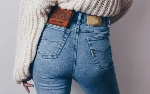 Spodnie skinny co to znaczy - poznaj ich wyjątkowe cechy i styl